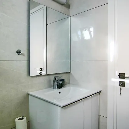 Phaedrus Living - Seaside Executive Flat Harbour 204