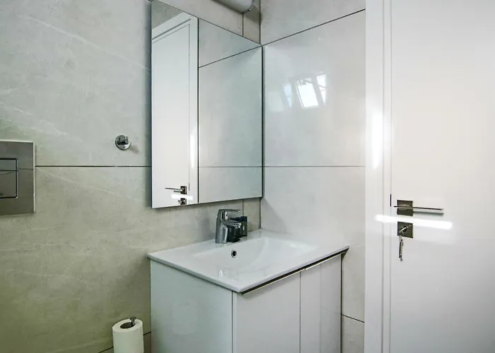 Phaedrus Living - Seaside Executive Flat Harbour 204